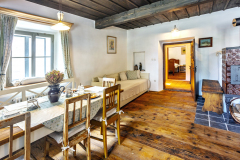 Na odporúčanie pamiatkarov sa majitelia snažili zachovať maximum pôvodných prvkov vrátane časti nábytku i dverí. Všetky špaletové okná napriek veľmi žalostnému stavu zreštaurovali. zošlapanú a zhnitú dlážku nahradili doskami zo starého zbúraného domu, v chodbe sú na dlážke dosky z povaly, v kúpeľni cementové dlaždice