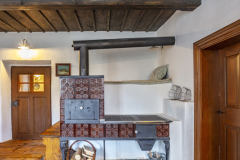 Na čiernu kuchyňu vo vedľajšej miestnosti nadväzuje kachľový sporák a murovaná pec. Ďalším zdrojom tepla, ktorý sa stará okrem iného o temperovania domu, je plynový kotol a teplovodné dlážkové kúrenie a radiátory