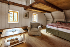 Majitelé chtěli využít podkrovní prostor k bydlení a vybu-dovali zde dva apartmány. Špaletová okna a další truhlářské práce v podkroví jsou dílem mistrů truhlářů bratrů Hromádkových, skvěle ovládajících tradiční řemeslné postupy, podlahová kartáčovaná prkna jsou z nedaleké pily v Kuklíku