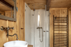 V kúpeľni nájdete aj vykurovací rebrík zostavený z medených kúrenárskych trubiek a tvaroviek. Dlážku zdobia klasické cementové dlaždice