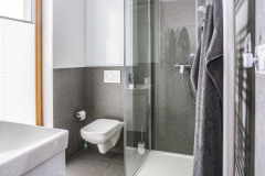 Do kúpeľne so sprchovacím kútom a WC sa dostanete jednak zo spálne a jednak priamo z vonkajšej terasy