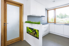 Kuchynská linka je oddelená drevenou polostenou s akváriom zakončeným debničkou s mačacou trávou