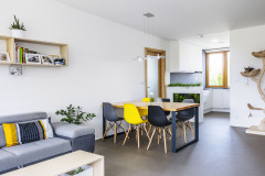 Časť kuchyne s jedálenským stolom. Napravo vidno strom na šplhanie pre dvoch habešských kocúrov, ktorí dom obývajú spolu s rodinou