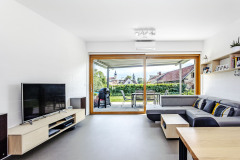 Výhľad na historické centrum obce s kostolom zarámovaný veľkoformátovým presklením sa architektom naozaj vydaril