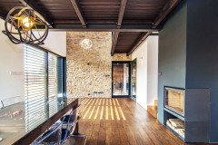 Stena v obývacej hale je z rovnakého kameňa, aký sa použil na fasáde