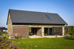 Posuvné prvky na fasáde – brány a žalúzie – regulujú osvetlenie, vietor, chránia súkromie a neustále menia vzhľad domu