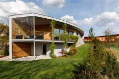 Dom v tvare luku (foto: Petr Zikmund)