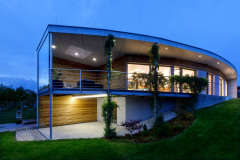 Dom v tvare luku (foto: Petr Zikmund)