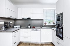 Tvarovo čistá kuchynská linka v tvare písmena "U" využíva naplno priestor miestnosti, nemáte tu pocit stiesnenosti