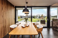 Pohľad z opačnej strany pozemku, z letnej kuchyne smerom k domu. Vedľa je sauna, zázemie a sklad záhradnej techniky