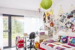 Aj detská izba s osobitou výzdobou umožňuje vďaka veľkému preskleniu vizuálny kontakt s lesným porastom a vstup na terasu