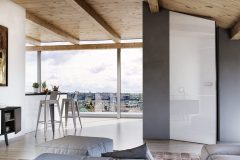 Aj sklené dvere sa dajú tvarom prispôsobiť priestoru, v ktorom majú slúžiť; šikmé vyhotovenie dverí Master Door so skrytou zárubňou (JAP FUTURE)