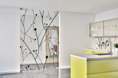 Ak nechcete prísť o výhody priehľadného skla a zároveň by ste radi predišli prípadným nehodám, zvážte možnosť digitálnej tlače; dvere Sapglass, Digisklo (SAPELI)