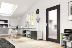 Aj tradične riešené dvere so sklenou tabuľou v drevenom ráme poskytnú dvom samostatným miestnostiam svetlo, ľahkosť a pocit prepojeného priestoru; dvere ZK s dekorom Meling Dark (HÖRMANN)