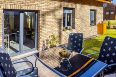 Dom vyzerá pekne aj vďaka fasáde s obkladom z tehlových pásikov Terca Aurora