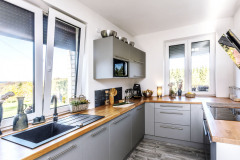 Kuchynská časť je vybavená kuchynským nábytkom v tvare U, prirodzené osvetlenie v hojnej miere zaisťujú okná nad pracovnou doskou