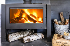 Dobrou voľbou boli kozubové kachle. Pán domu dlho vyberal kachle z ponuky zahraničných výrobcov, nakoniec si vybral z ponuky firmy KKS Zlín