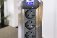 Výsuvné elektrické zásuvky v pracovnej doske na pripojenie viacerých spotrebičov