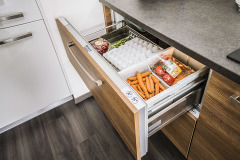 Chladiaca zásuvka pod pracovnou doskou umožňuje skladovať potraviny pri ideálnej teplote
