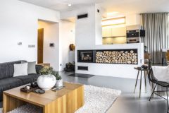 Interiérové doplnky vyberala starostlivo pani domu. Vytvorila veľmi príjemné prostredie, ktoré v spojení s okolitou krajinou zvyšuje exkluzivitu domu