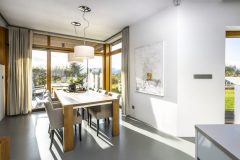 Pred základnú stenu domu architekt dômyselne predsunul jedáleň, čo umožnilo otvoriť pohľad do exteriéru hneď z dvoch strán