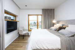 Zo spálne je krásny výhľad na nádhernú horskú krajinu. Všimnite si dômyselnú prácu architekta pri voľbe okenných formátov