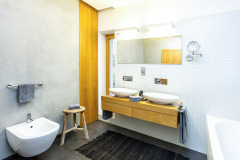 Atmosféru kúpeľne dotvára biela mozaika a stierka. Pomyselnou čerešničkou na torte je historická trojnožka