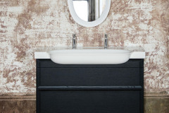 Séria The New Classic zahŕňa dvojumývadlo z vysoko odolnej tenkostennej keramiky (rozmery 1 200 x 480 mm) do kompletu so skrinkou s 1 alebo 2 zásuvkami (LAUFEN)