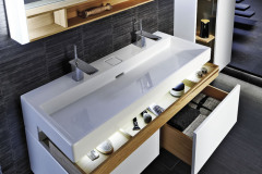 Terrace, súprava dvojumývadla so závesnou skrinkou, ponúka 3 objemné plnovýsuvné zásuvky. Rozmery 1 200 x 480 x 380 mm, umývadlo 1 200 x 490 mm (Kúpeľne Ptáček)