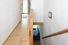 Do domu sa atypicky vstupuje horným poschodím, odkiaľ sa po schodisku schádza do hlavnej obývacej miestnosti