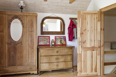 Spálňa rodičov je vybavená rustikálnym nábytkom, ktorý zútulňuje atmosféru. Jedinečný je však hlavne výhľad z balkóna na slnko zapadajúce za hrebene hôr