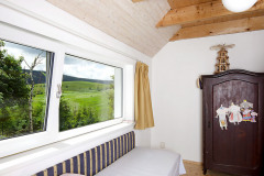 Okolitá príroda je v dome všadeprítomná. Vybavenie je účelné a jednoduché, aby splnilo svoju úlohu a nerušilo výhľady do krajiny