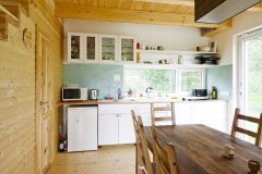 Z hlavnej obytnej miestnosti možno vstúpiť na terasu s pergolou a odtiaľ do záhrady