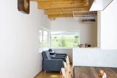 Interiéru dominujú biele steny a smrekové drevo. Vybavenie domu je skôr prosté, vytvára však útulnú atmosféru