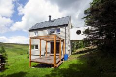 Malý dom na prvý pohľad zaujme prepojením s priľahlou cestou pomocou dreveného mostíka. Krytá lávka umožňuje pohodlný vstup do domu, a to aj v zimnom období. Motív lávky je v danej lokalite navyše rozšírený tradičný prvok