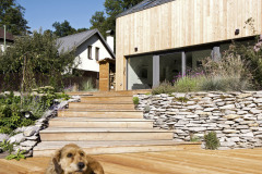 Stavba je dokladom toho, že aj miniatúrny dom môže slúžiť mnoho rokov. Je to jednoduchá a poctivá stavba, kde sa dá bývať celoročne