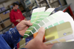 Požadovaný odtieň vám namiešajú v miešacích centrách. Pomôžu RAL vzorkovníky, dôležité však je vykonať skúšobný náter a vidieť, ako daný odtieň na ploche pôsobí