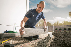 1. Plochu terasy vymedzte obrubníkmi uloženými do zvlhnutého stavebného betónu na zhutnenú zeminu pozdĺž plánovanej konštrukcie. Obvod vnútorných okrajov by sa mal dotýkať vytýčenej murárske šnúry