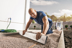 2. Terasové dosky sa kladú na zhutnený štrk alebo na štrk s rektifikačnými tyčami zaliaty betónom. Pri kladení na štrk musí byť povrch rovný, s dvojpercentným sklonom. Na vyrovnanie vám pomôžu T profily