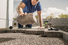 3. Dosky klaďte vždy s rovnomernou medzerou, na udržanie správnej šírky škár použite škárovacie krížiky a rovnosť povrchu stále kontrolujte vodováhou