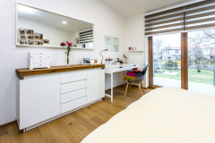 Z izby v podkroví sa preskleným vstupom dostanete na priestranný balkón chránený pred slnkom presahom strechy