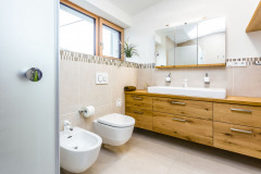 V toalete s umývadlami upúta kombinácia veľkoformátovej dlažby s mozaikou