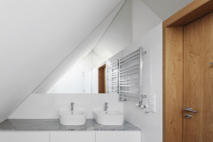 Do kúpeľne v podkroví sa vošli dve umývadlá. Riešenie je presne na mieru priestoru pod šikmým stropom