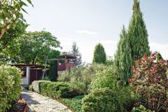 Na chodníky a pojazdové plochy boli použité žulové kamene, ktoré pôsobia veľmi prirodzeným dojmom