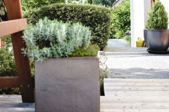 Terasu a vstupný priestor vhodne dopĺňajú keramické kvetináče, ich podobu je možné obmieňať sezónnou výsadbou