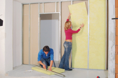 7. Po opláštení prvej strany uložte prípadné inštalačné vedenie – na elektroinštalácie slúžia otvory v CW profiloch. Potom medzi stĺpiky vkladajte minerálnu tepelnú izoláciu po celej ploche bez medzier (napríklad rolky Isover Piano alebo dosky Isover Orset).