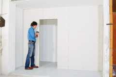 8. Obložte priečku sadrokartónom z druhej strany. Pri opláštení z dosiek so šírkou 1 250 mm (1 200 mm) sa začína doskou polovičnej šírky 625 mm (600 mm), aby proti zvislej škáre bola na opačnej strane priečky plná plocha dosky. Škáry pri dlážke vyplňte tmelom.