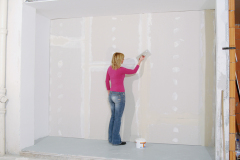 9. Zatmeľte škáry medzi sadrokartónovými doskami po oboch stranách priečky a aj hlavy skrutiek.