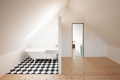 Do podkrovia sa vošla kúpeľňa s vaňou, opticky prepojená so spálňou