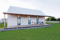 Zastrešená terasa s farebnými oknami má naozaj blízko k chate. Pôsobí ľahko a jednoducho